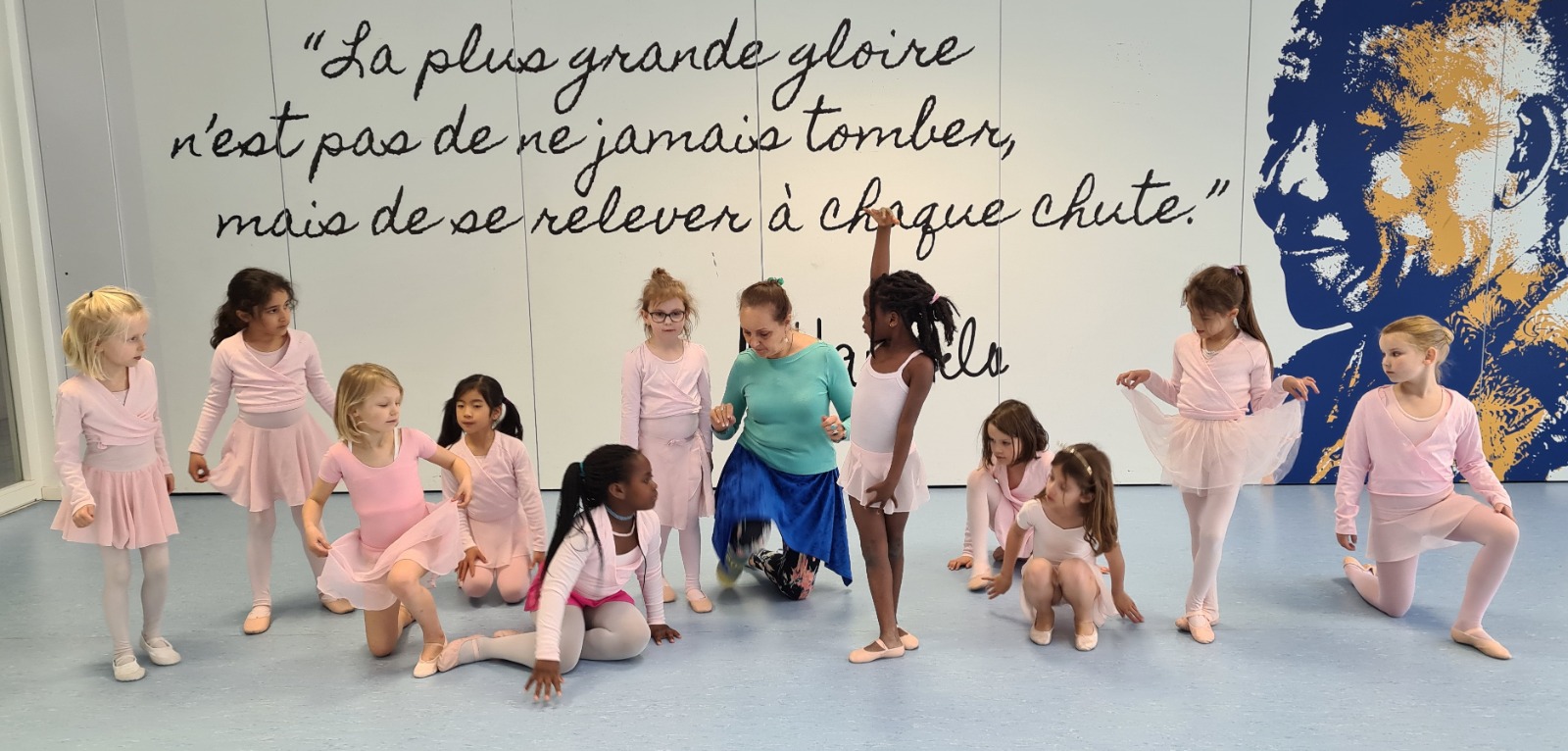 Professeure accompagnant des enfants pendant un cours de danse